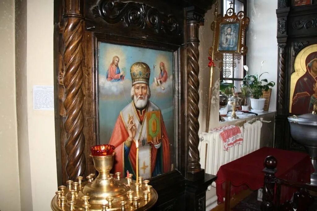 Свечку николаю чудотворцу. Святитель николай чудотворец икона в храме. Николай чудотворец лампадка. Свечку николаю чудотворцу. Петропавловский собор томск святыни.