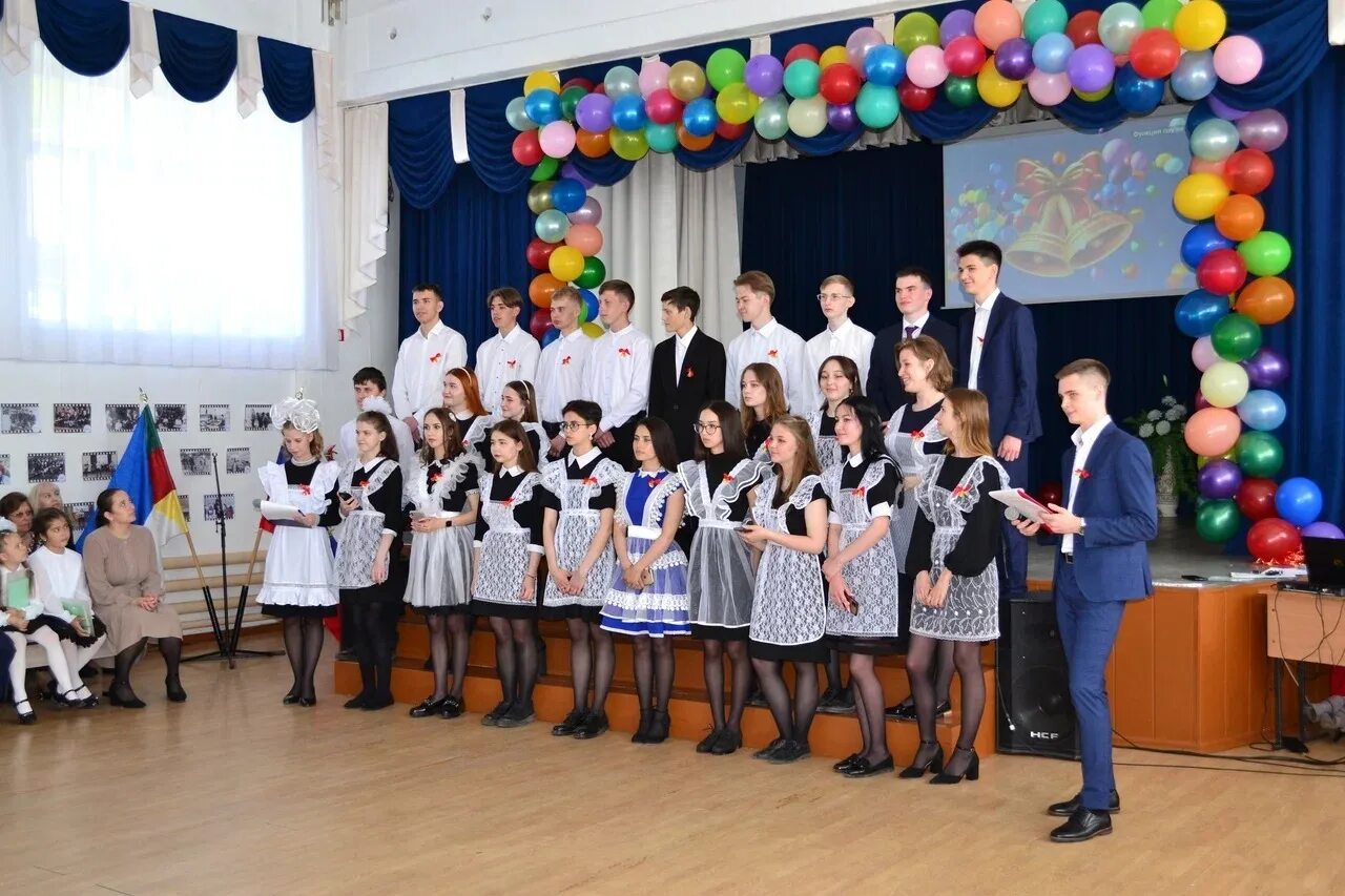Школа 28 выпускники. Линейка на последний звонок в 52 школе города Донецка.