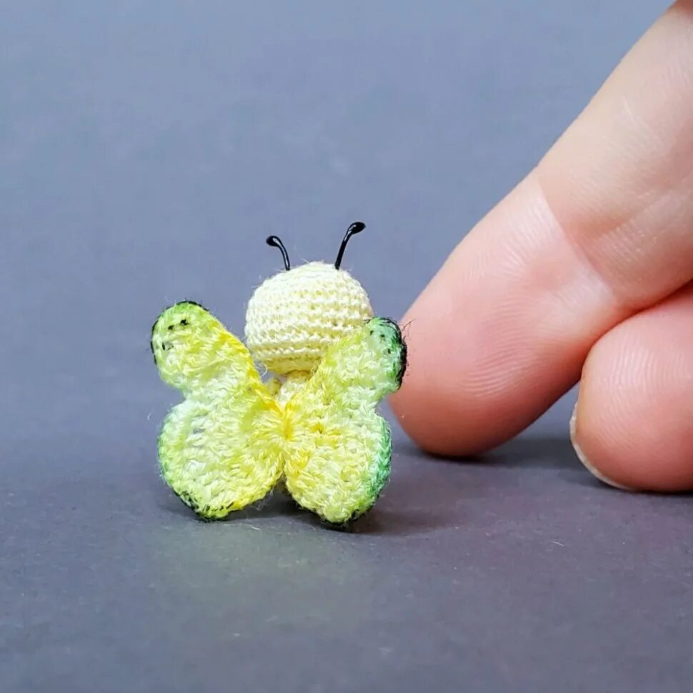 Микро игрушки крючком. Вязаная бабочка игрушка. Вязаные микро игрушки. Миниатюрное вязание. Бабочка микро.