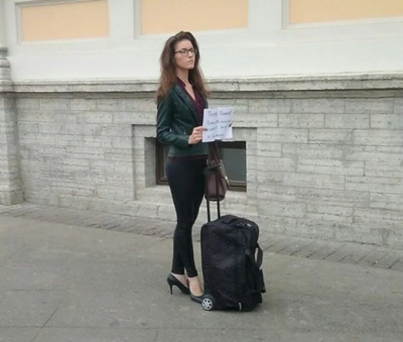 Стою на московском вокзале. Московский вокзал санкт-петербург. Московский вокзал спб магазины. Плохо одетые девушки. Женщина на ленинградском вокзале.