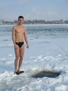 Молодые пацаны купаются