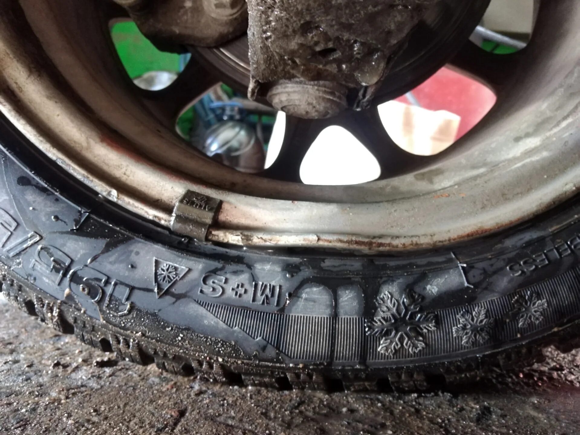 Колесо попало в яму на дороге. Пробитое колесо. Пробитые колесный диск. Колесо с пробитой шиной. Попадание колеса в яму.
