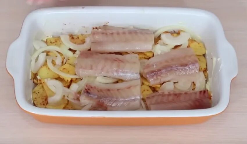 Минтай в духовке с картошкой: рецепт с фото, как приготовить пошагово