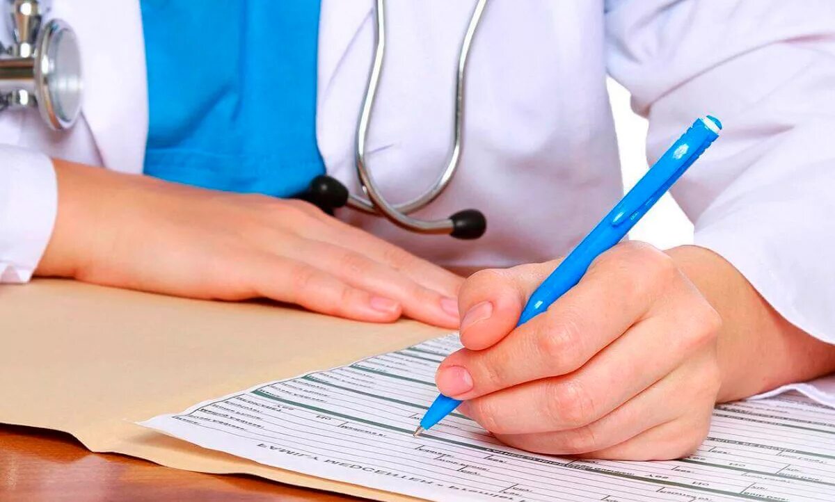 Что записать в блокнот. Письменные материалы дела. Человек заполняет документы. Newsletter. Человек записывает в блокнот.