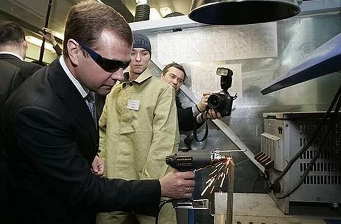 Веселое последние новости. Фото Медведева прикольные. Медведев забавные фото. Смешные фото Дмитрия Медведева.