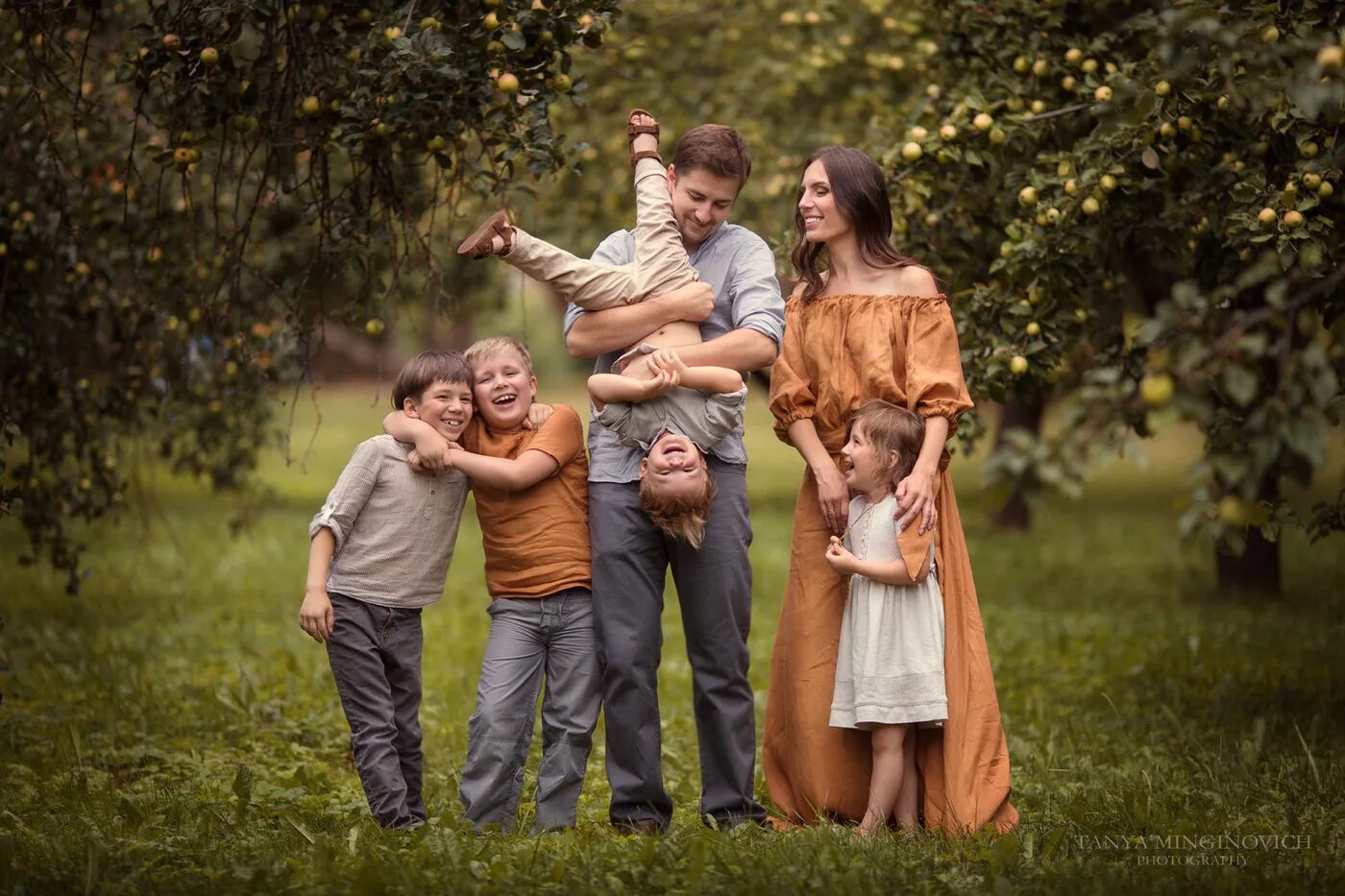 От четырех до семи. Ребенок в семье. Семейная фотосессия. Красивая семья. Фотография семьи.