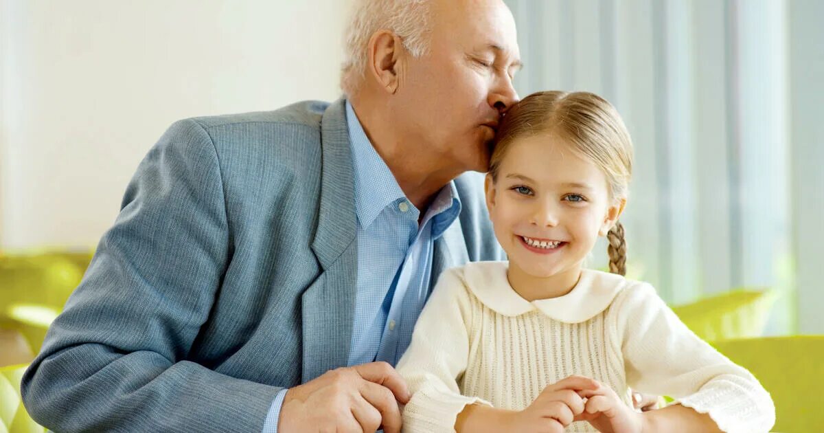 Дедушкина внучка поцелуй. Franther Kiss grandfather and granddaughter. Старики и дети поцелуй в лоб. Фото ласкового Деда. Grandpa daughter