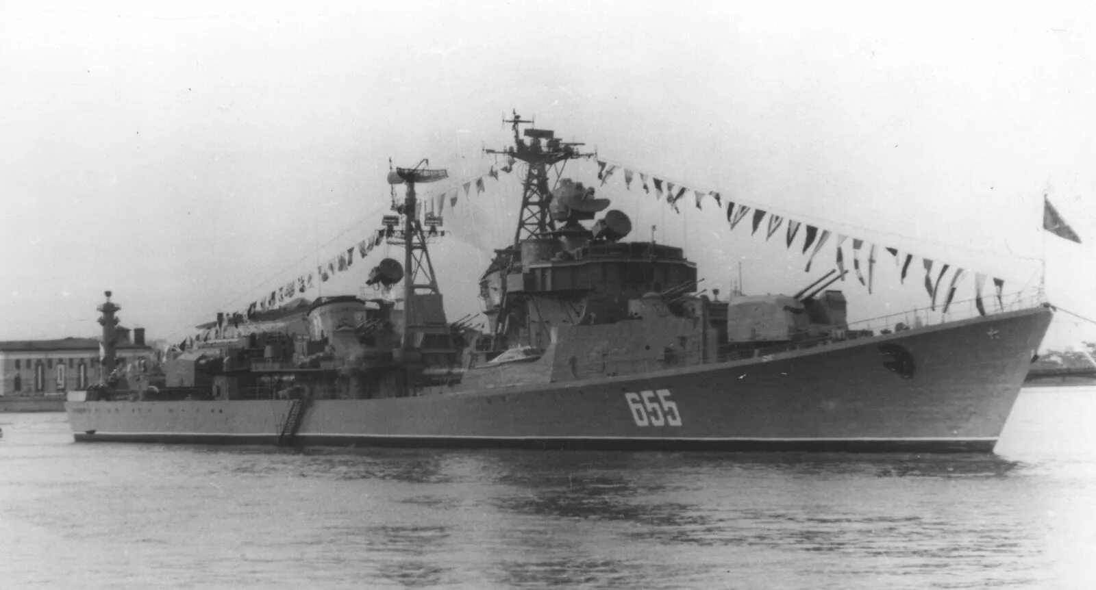 Спешный шаг. Бегущий человек. Позитивное отношение к жизни. Эскадренный миноносец "напористый". Мужик бежит.