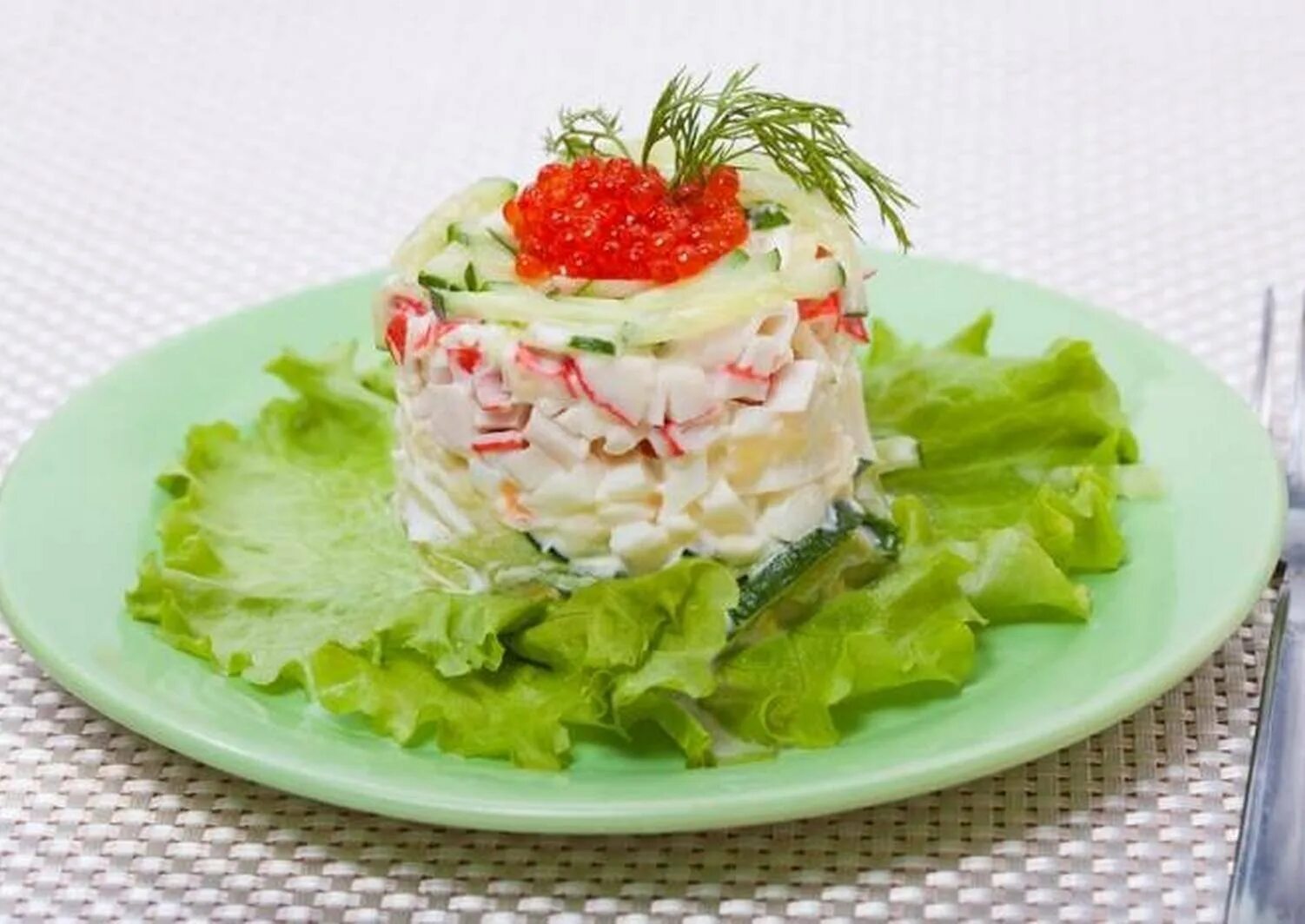 Салат нептун с креветками и кальмарами и красной. Салат царский с креветками. Салат королевский с икрой. Салат с красной икрой. Салат королевский с икрой.