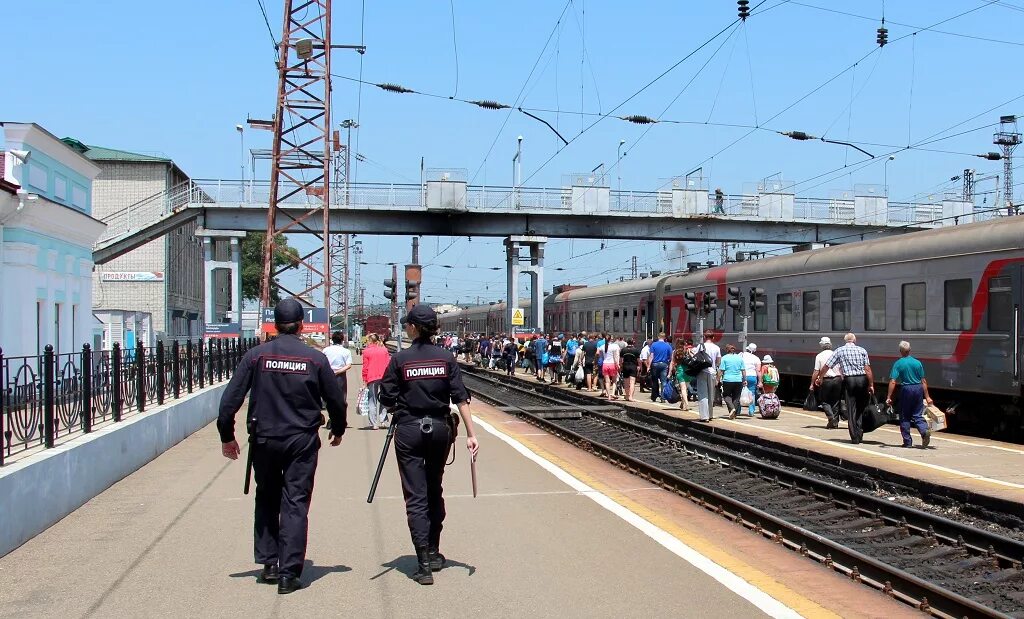 ЖД станция Уссурийск. Станция РЖД Уссурийск. ЖД вокзал Уссурийск поезда. ЖД вокзал Уссурийск мост. Ли вокзале