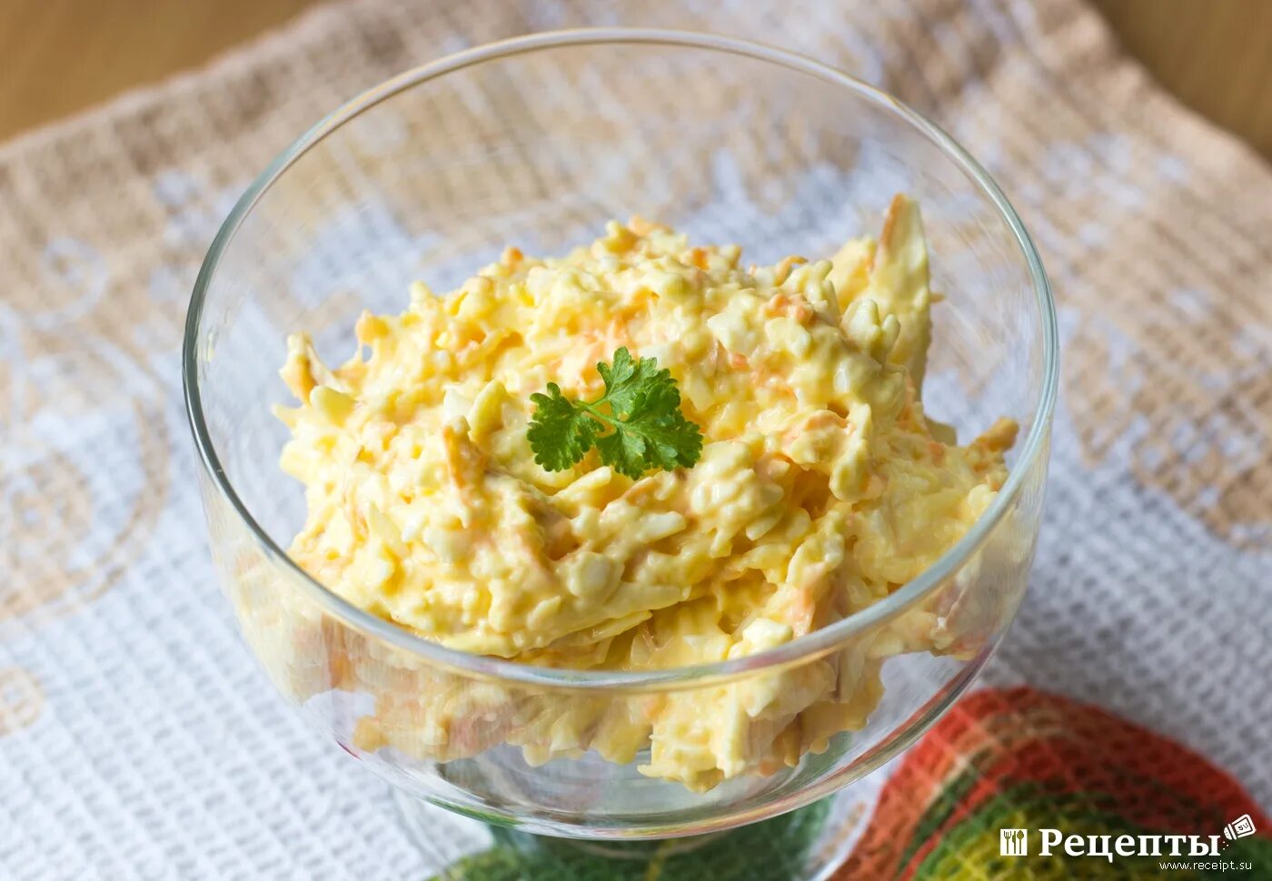 Салат с плавленным сыром и яйцом. Салат с плавленным сыром и чесноком. Салат из плавленных сырков. Салат сыр с чесноком.