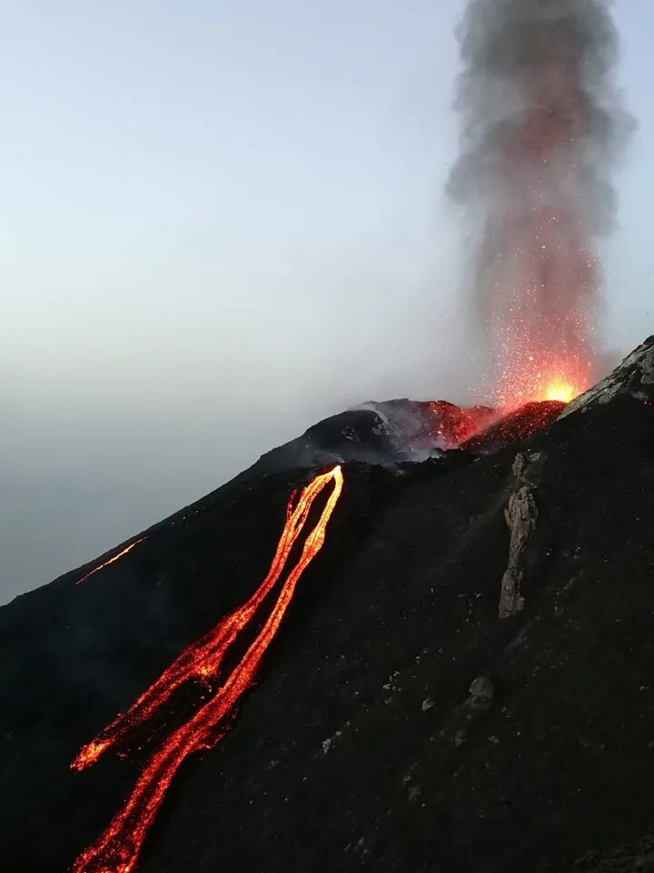 Вулкан гекла извержение. Самые крупные извержения вулканов. Движение вулканов. Вулкан эми-куси. Лассен пик вулкан.