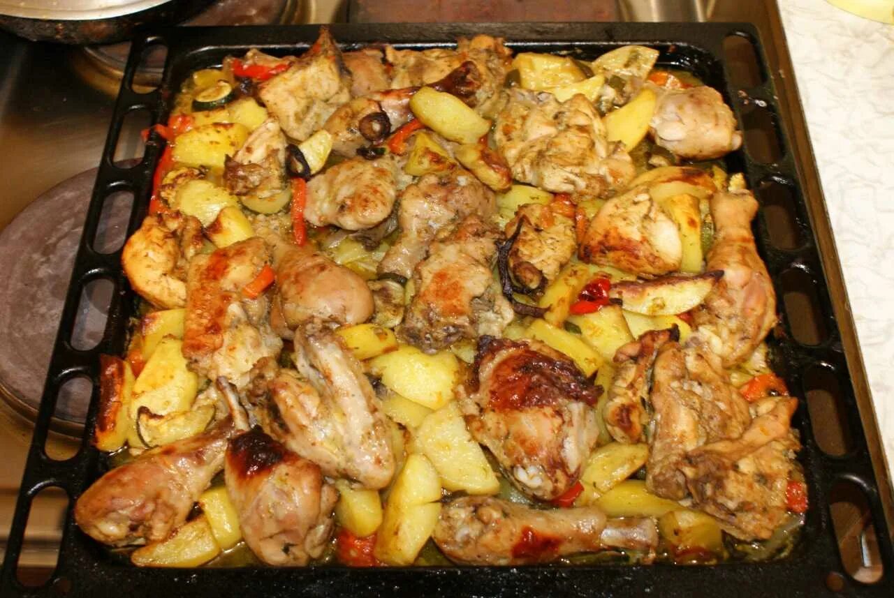 Курица в духовке с картофелем и овощами. Курочка в духовке с картошкой и овощами. курица в духовке с картошкой и овощами. запеченная курица с картошкой в духовке. картошка с курицей на противне.