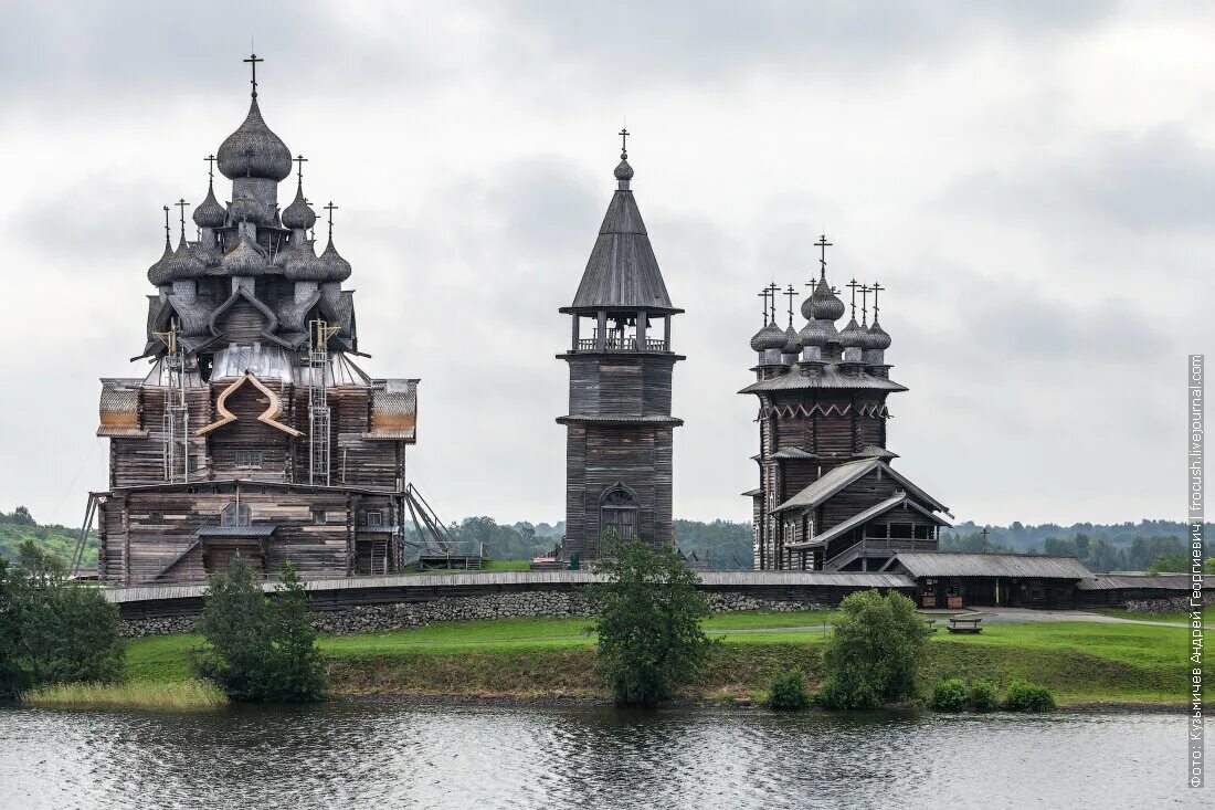 Ансамбль кижского погоста архитектура. Кижи музей-заповедник. Архитектурный ансамбль кижского погоста юнеско. Кижи памятники великого новгорода. Русские заонежья кижи.