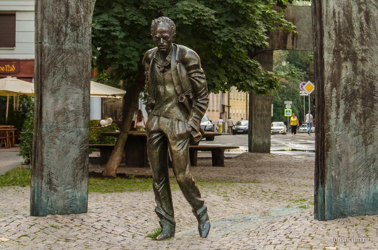 Окуджава арбатский. Памятник Окуджаве в Москве на Арбате. Памятники Булату Окуджаве в Москве. Арбат 43 памятник Окуджаве\.