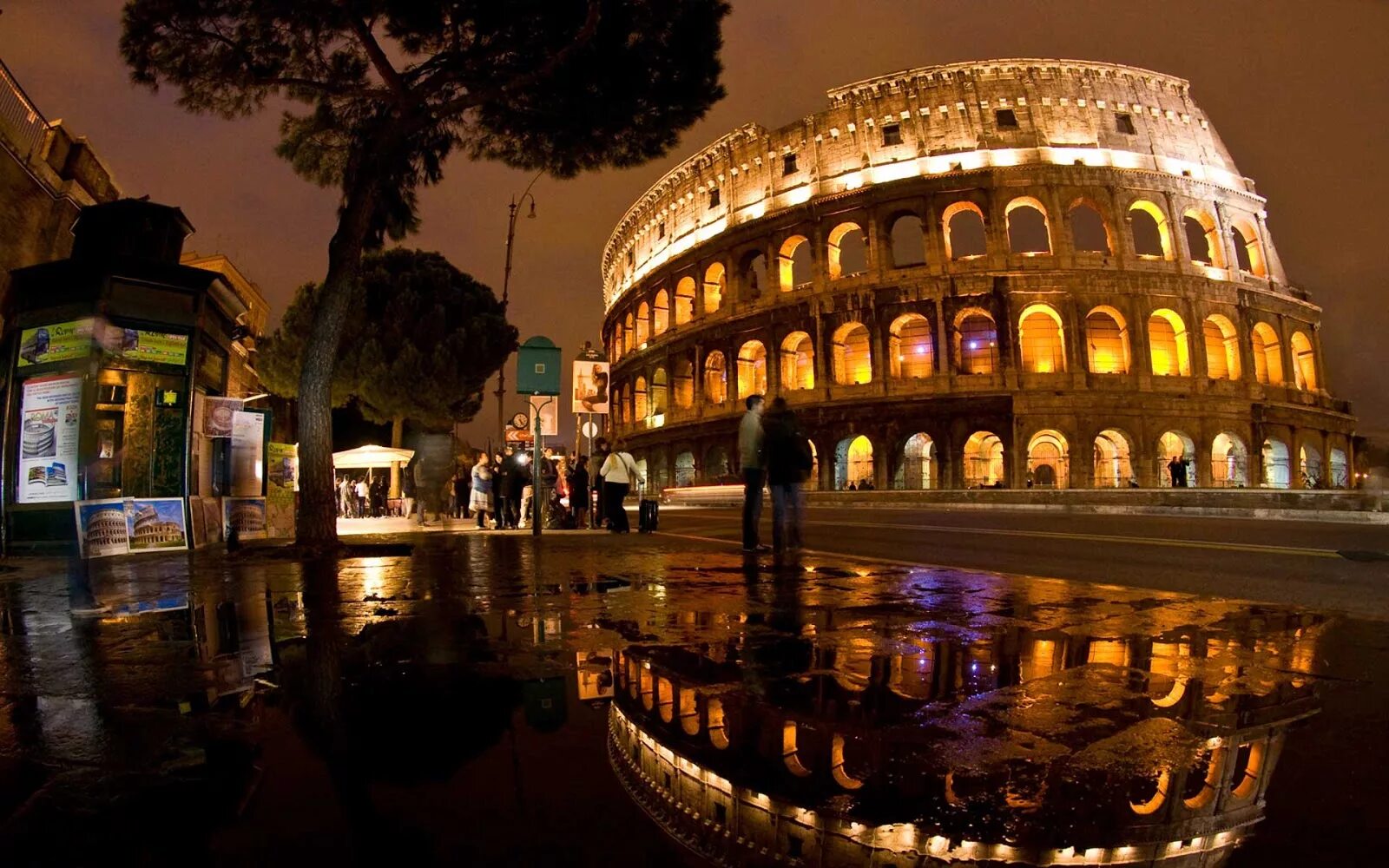 Full rom. Вечерний Колизей в Риме. Ночной Колизей Рим. Колизей в Риме ночью. Италия Колизей (г. Рим).