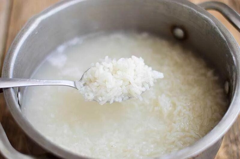 Кипят до готовности. Рис в кастрюле. Вареный рис в кастрюле. Рис варится в кастрюле. Рис до кипения.
