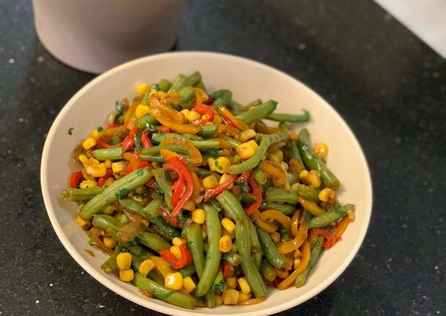 Вкусная фасоль рецепты с фото. Фасоль стручковая. Стручковая фасоль салат. Салат со стручковой фасолью. Салат со спаржевой фасолью.