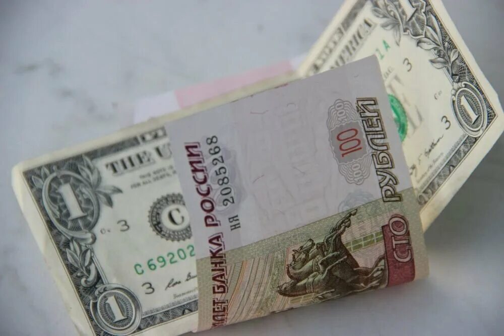 Доллар купить тагил. Доллары в рубли. 100 Долларов в рублях. Валюта России рубль. Валюта 100 рублей.