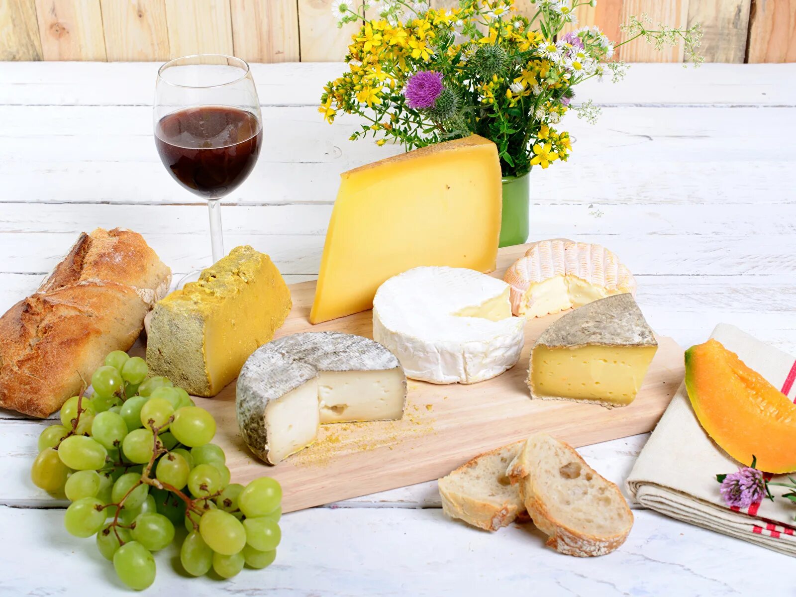 Сыр день и ночь. Хлеб сыр вино Ялта Интурист. Хлеб сыр вино. Вино и сыр. Натюрморт хлеб сыр вино.