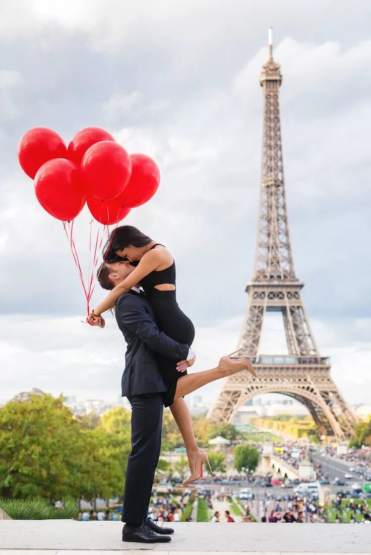 Романтичный Париж. Влюбленные в Париже. Влюбленная пара в Париже. Предложение руки и сердца в Париже.