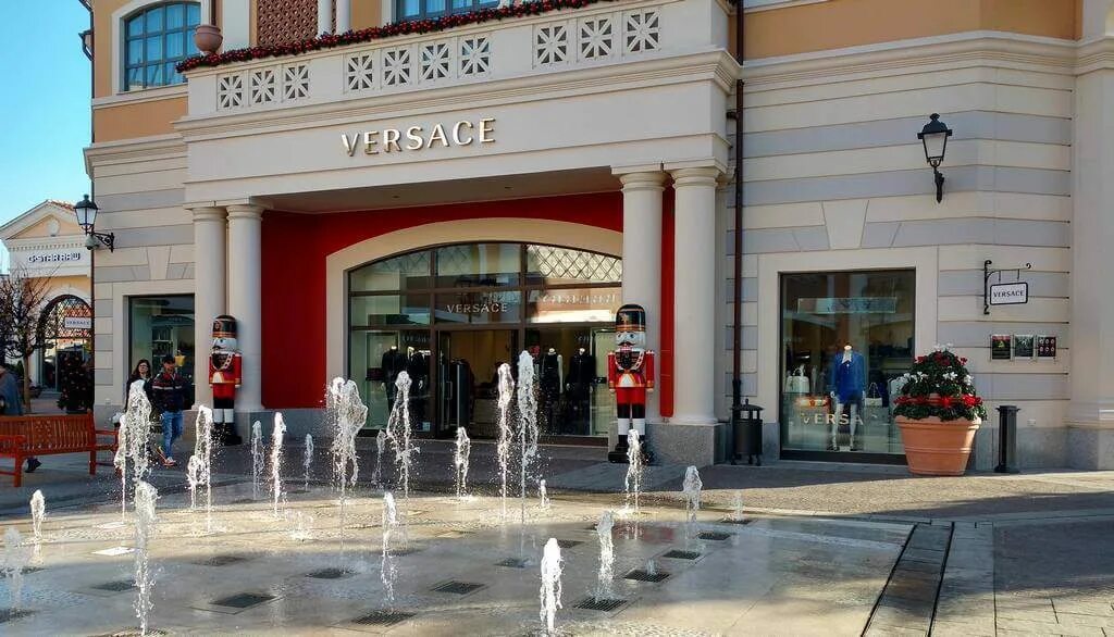Аутлет в риме. Аутлет castel romano.. castel romano designer outlet, рим. outlet village италия. италия дисконт castel romano.