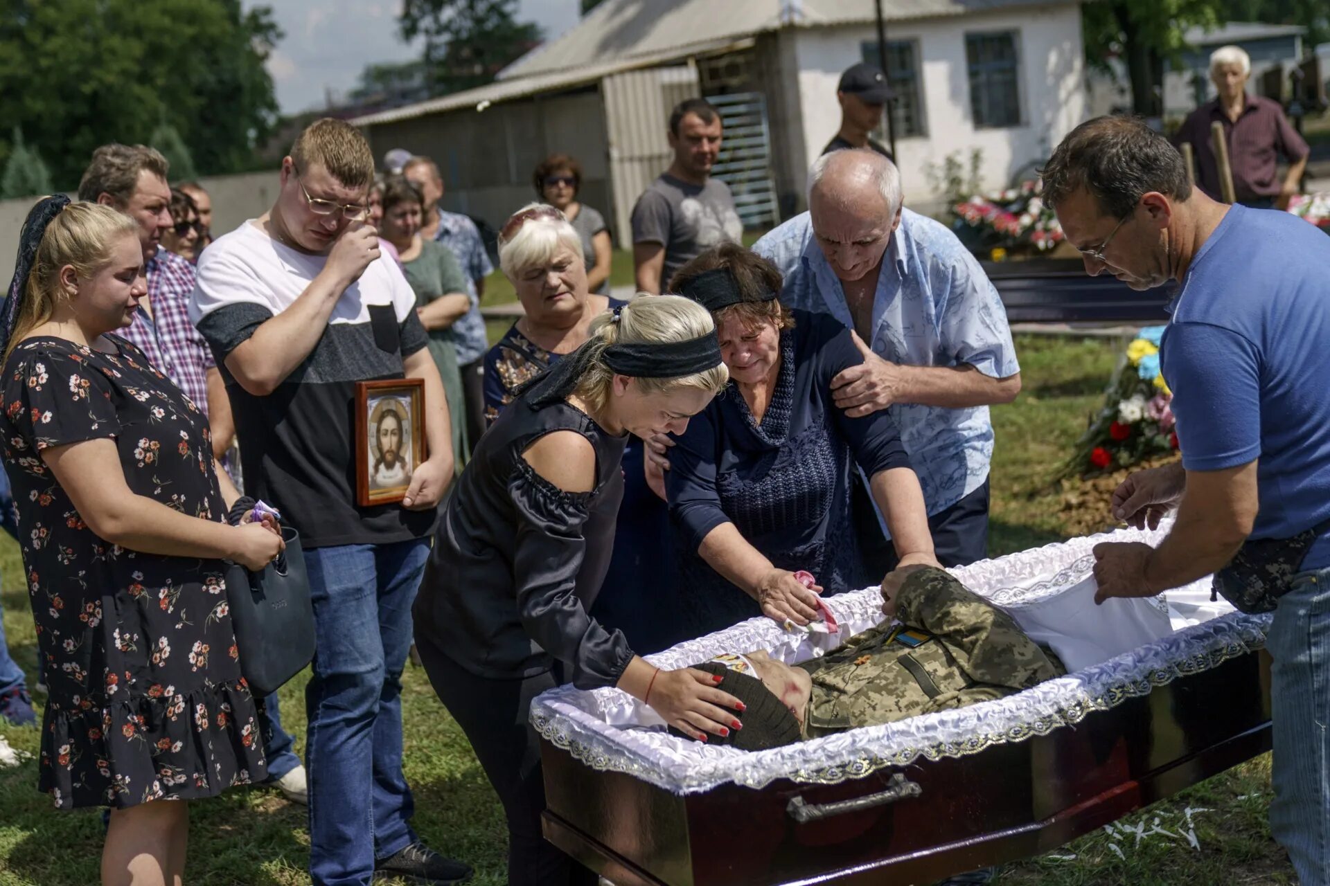 Украинские кладбища. Кладбище в США. Кладбища Украины сейчас фото. Кладбища солдат 2022 Украина.