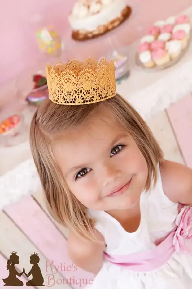 Самой маленькой принцессе. Корона для девочки. Корона принцесса. Прическа с короной для девочки. Короны для маленьких принцесс.