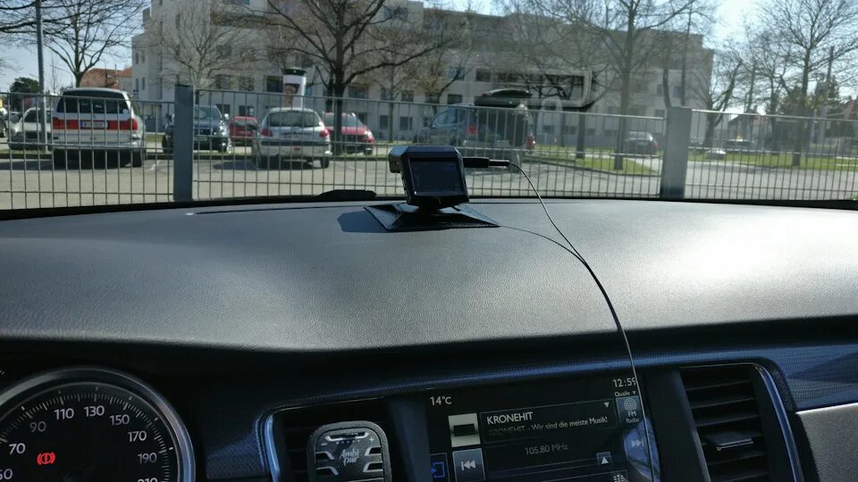 Видеорегистратор на панель автомобиля. Сайбер регистратор на торпедо. видеорегистратор на торпедо автомобиля. регистратор на панель. видеорегистратор на панель.