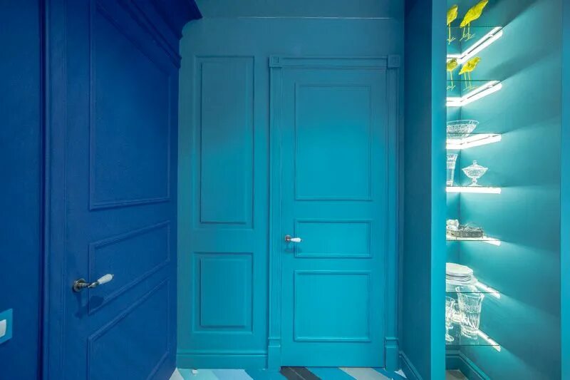 Синяя дверь. Голубая дверь. Бледно-голубая дверь. Синие стены белые двери. Серая голубая дверь крашеная.