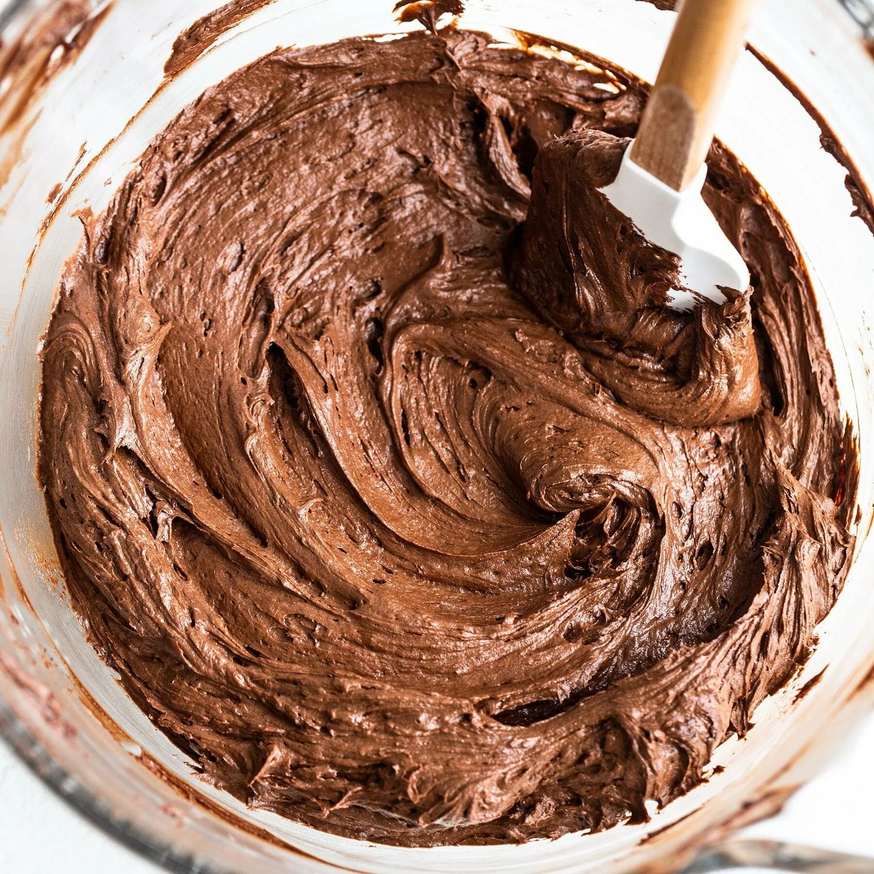 Шоколад сметана. Крем для торта шоколадный. Шоколадный крем на сметане. Шоколадный сметанный крем. Шоколадный крем для торта из какао.