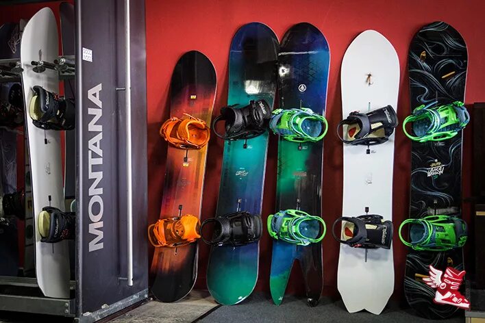 красная поляна сочи сноуборд. оборудование для горнолыжных курортов. сочи красная поляна лыжи. прокат горнолыжного снаряжения. стойки на сноуборде.