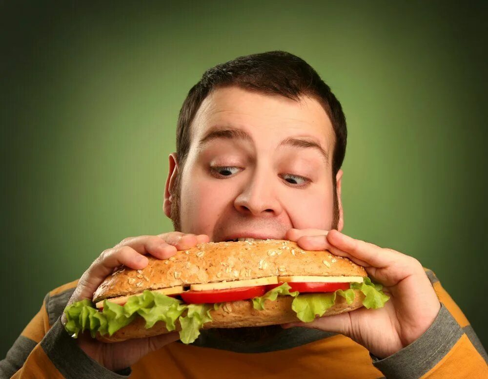 Человек с едой. Человек бутерброд. Неправильное питание. Человек ест фаст фуд.