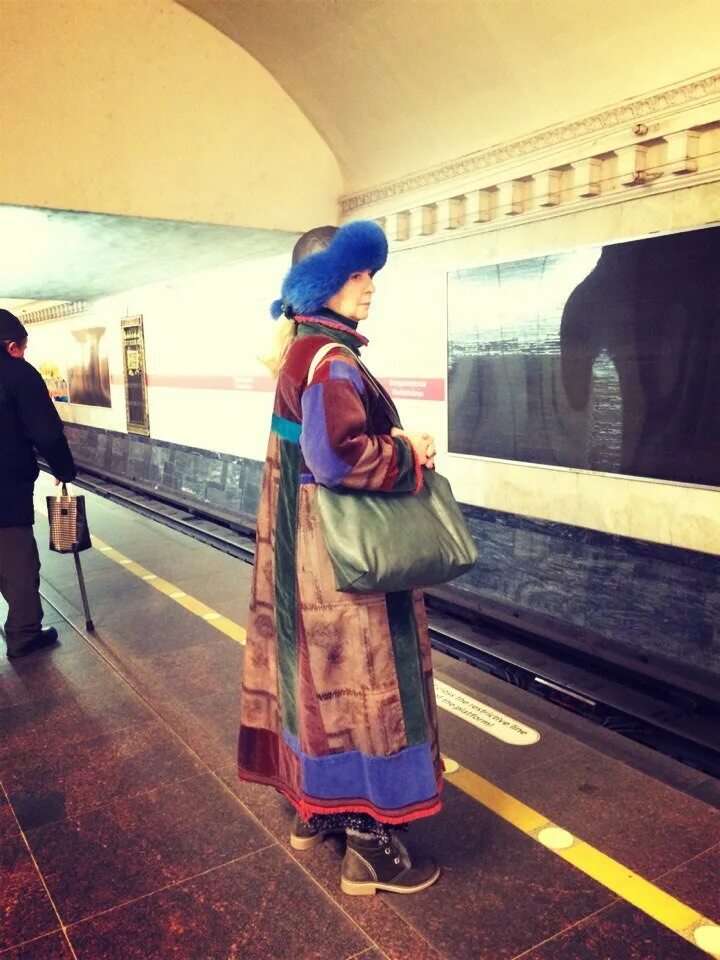 Девушка находит сумку в метро. Мода в метро. мода московского метро. модники питерского метро. интересное в метро.