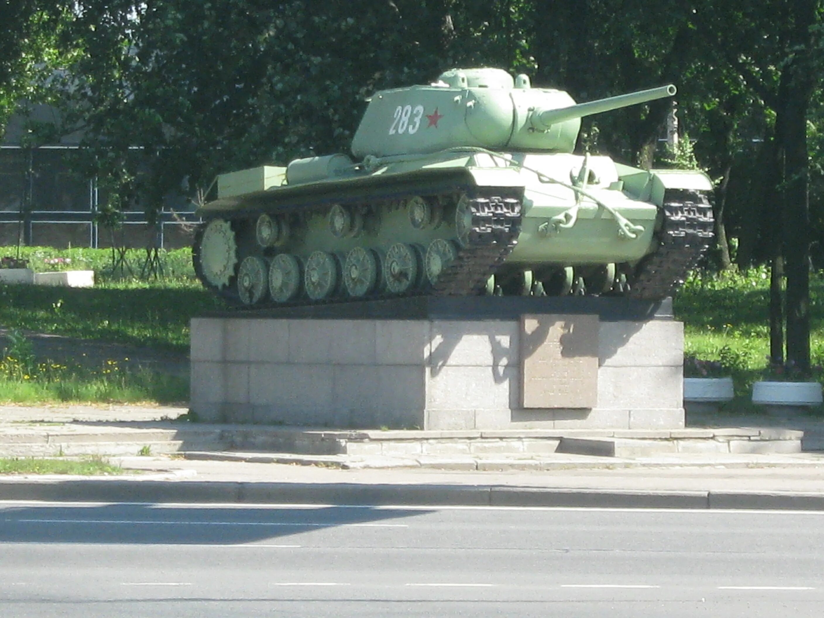 Автомобиль танк спб. Танк в Автово памятник. Памятник кв 85 в Автово. Памятник танк победитель на проспекте Стачек. Танк кв 85 в Автово.