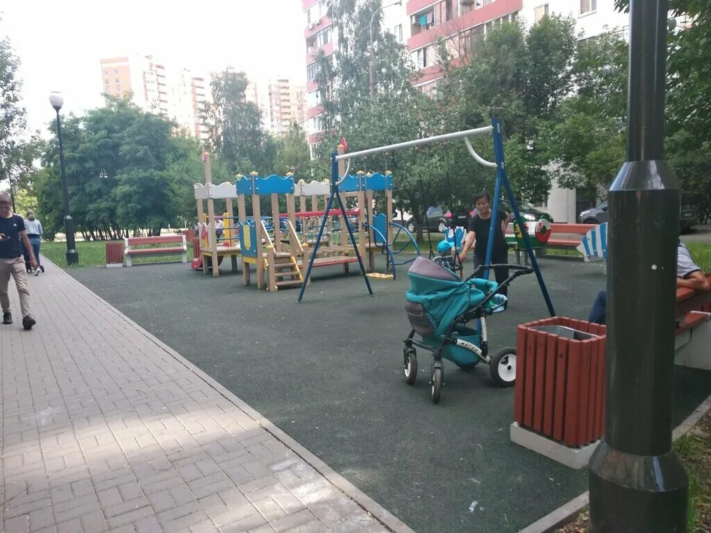 Площадка строгино. Площадка в строгино. детская площадка в строгино в таллинской улице. строгино площадка детская спуск. таллинская 31 детская площадка.