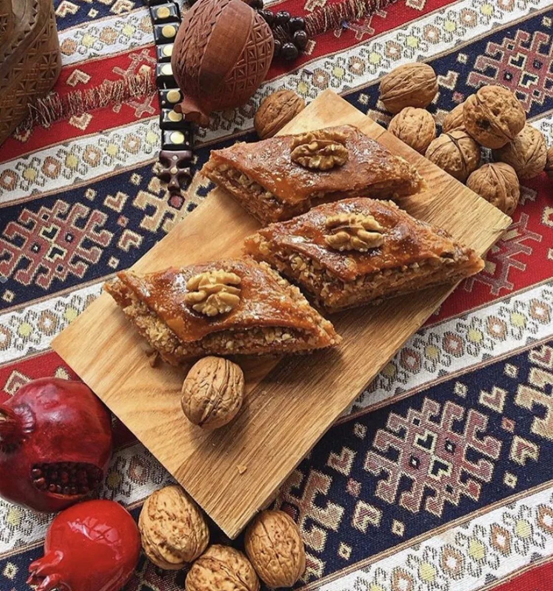 Восточная выпечка. Азербайджанская кухня пахлава. Пахлава армянская. Восточные сладости выпечка.