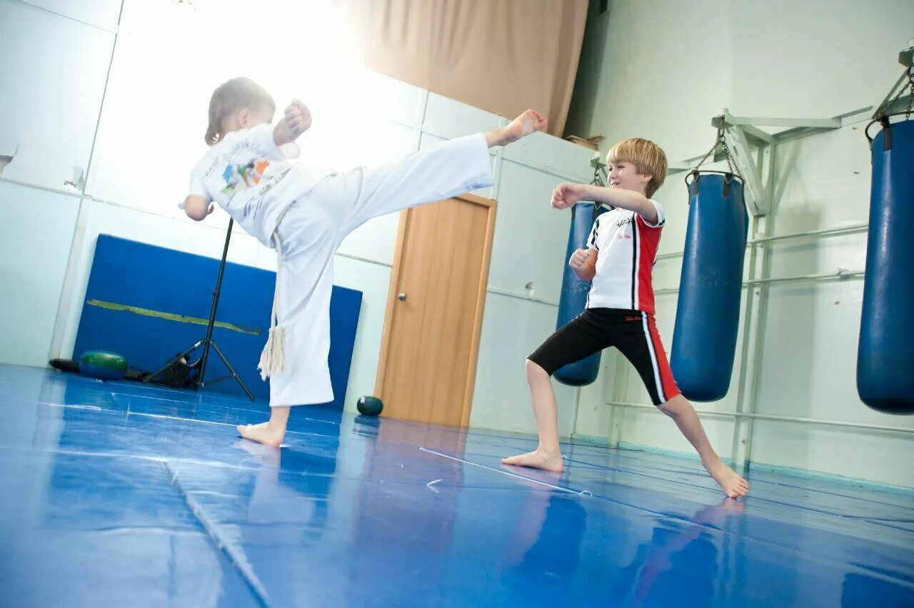 детские спортивные занятия. детский клуб спорта. зал спортивной гимнастики. спортивные дети. школьные спортивные секции.