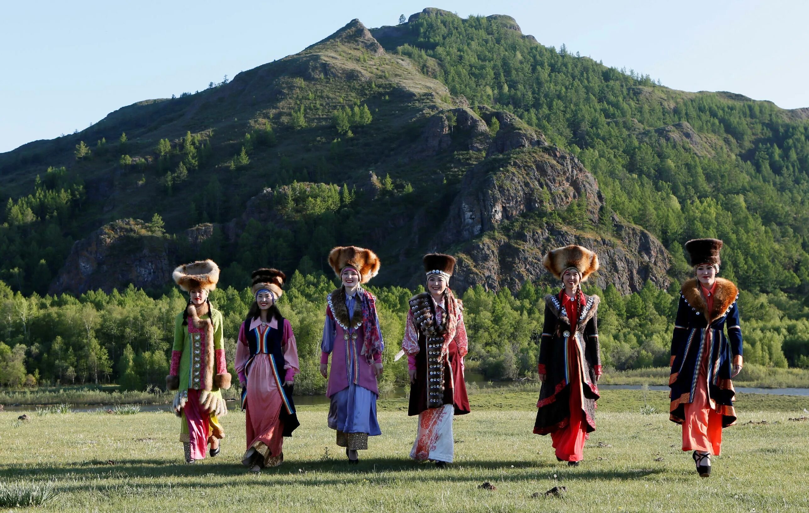 Какое население республики хакасия. Республика Хакасия, Хакасы. Хакасы народы Республики Хакасия. Национальные костюмы народов хакасов. Театр моды Алтыр Хакасия.