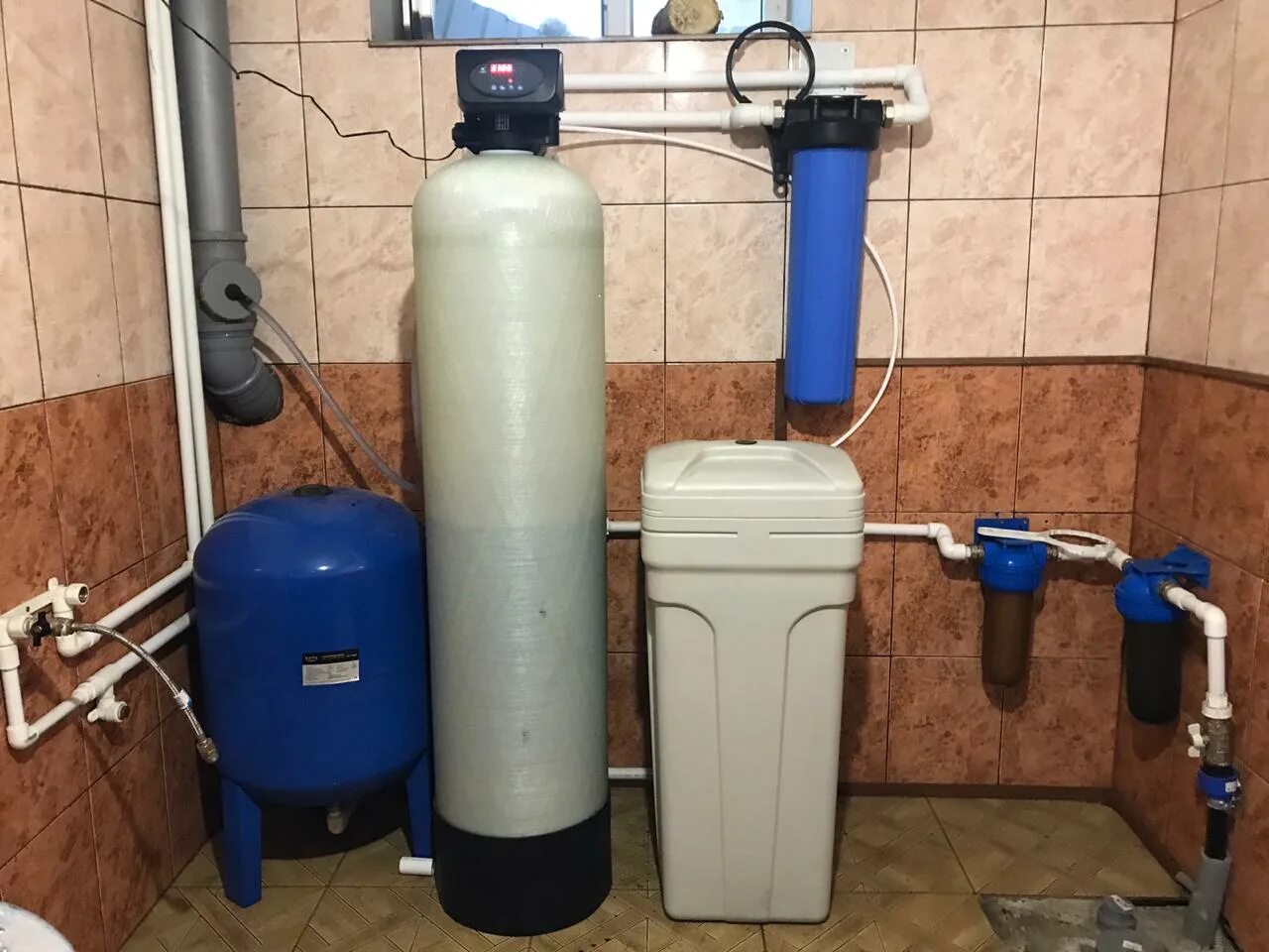 Система обезжелезивания воды для скважины. Фильтры обезжелезивания воды компакт. Фильтр обезжелезиватель для воды из скважины. Система фильтров для очистки воды из скважины от железа.