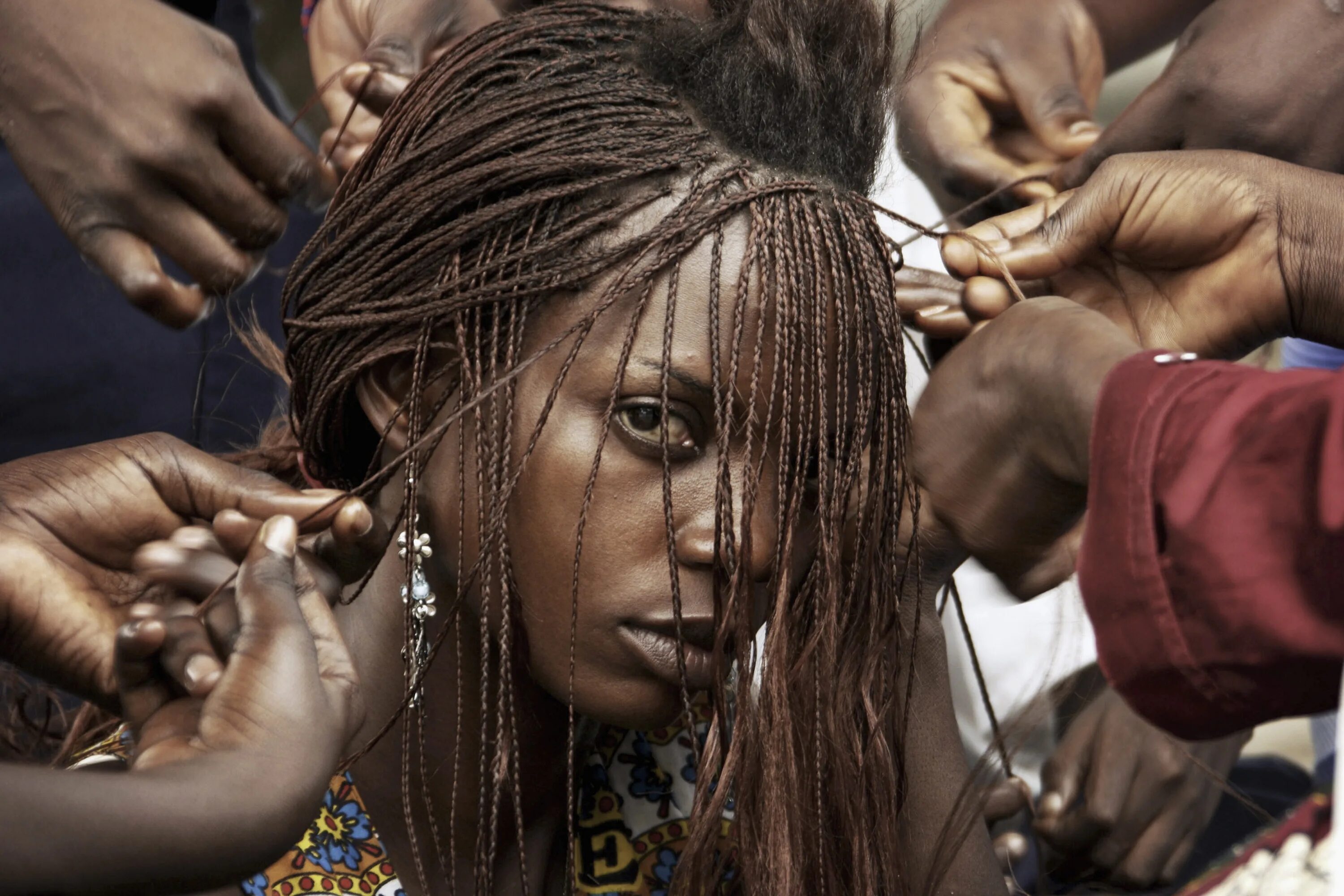 Прически древней Африки. Древние африканские прически. Плетение кос в племенах. Прически женщин Африки. Африка белая женщина