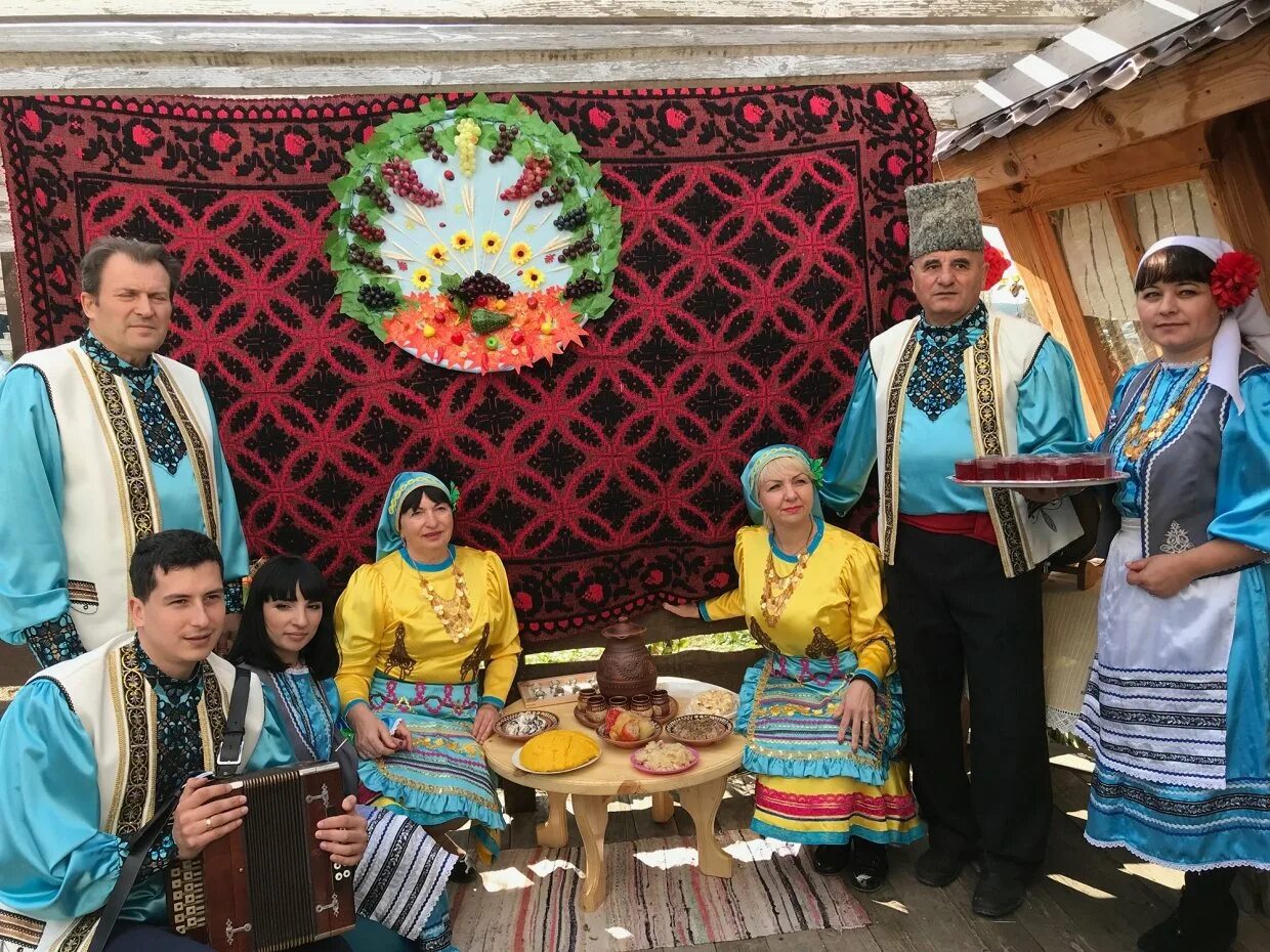 Гагаузы вероисповедание. Народы Молдавии Гагауз. Народности Молдавии гагаузы. Нация Гагауз. Национальные Наряды гагаузов.