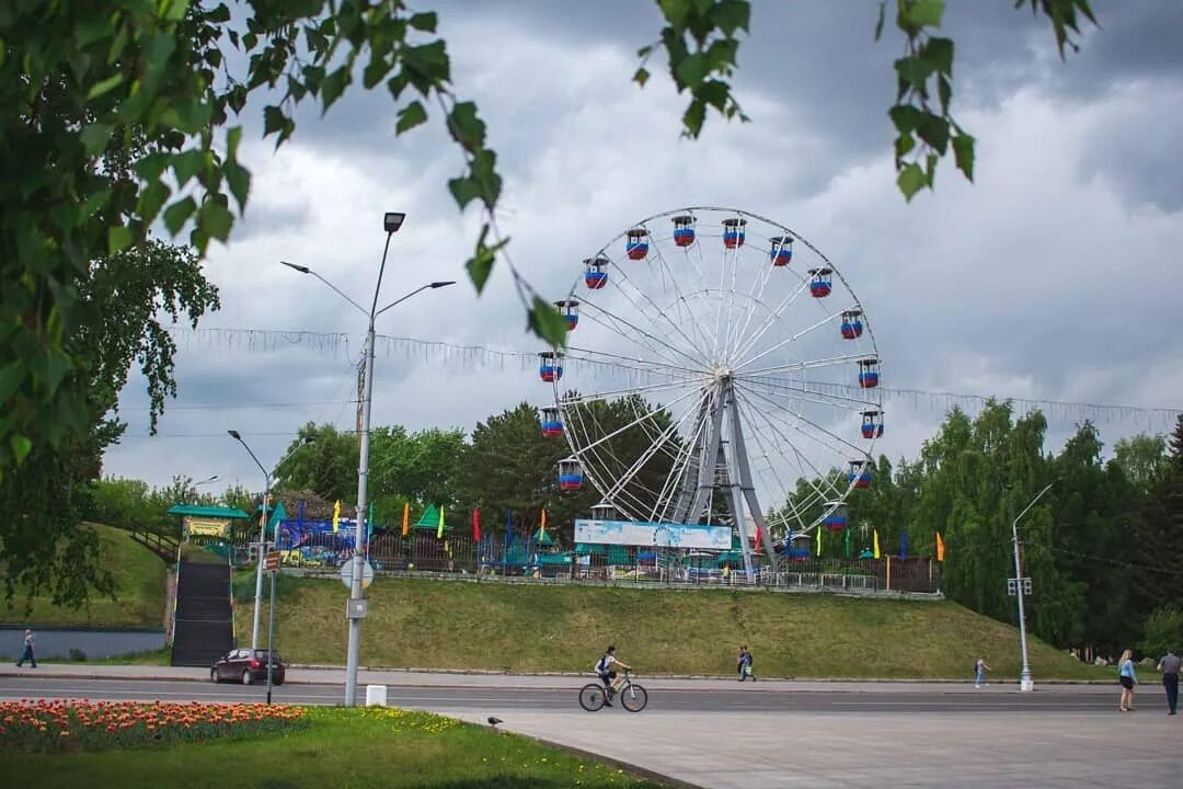 Барнаул на 2 дня. Площадь сахарова барнаул. барнаул колесо обозрения на сахарова. барнаульская крепость парк барнаул. холм на площади сахарова барнаул.