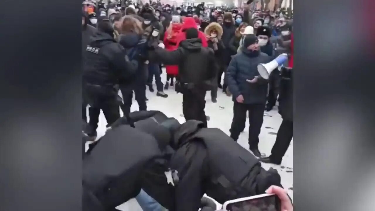 Арест против. Избиение протестующих в России. Избиение протестующих в России 2021. Жесткое задержание на митинге.