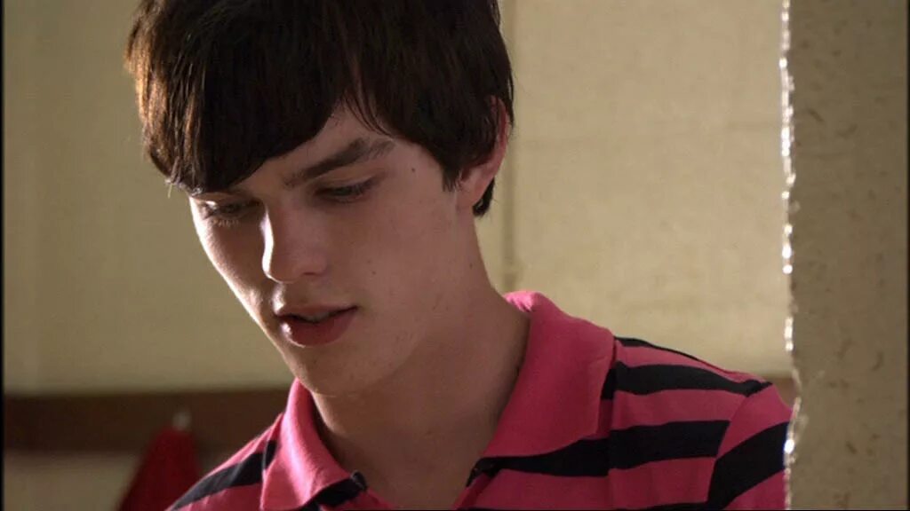 Кая скоделарио и николас холт. Эффи стонем и тони стонем. Скинс 1 поколение. Николас холт скинс. Крис майлз молокососы.