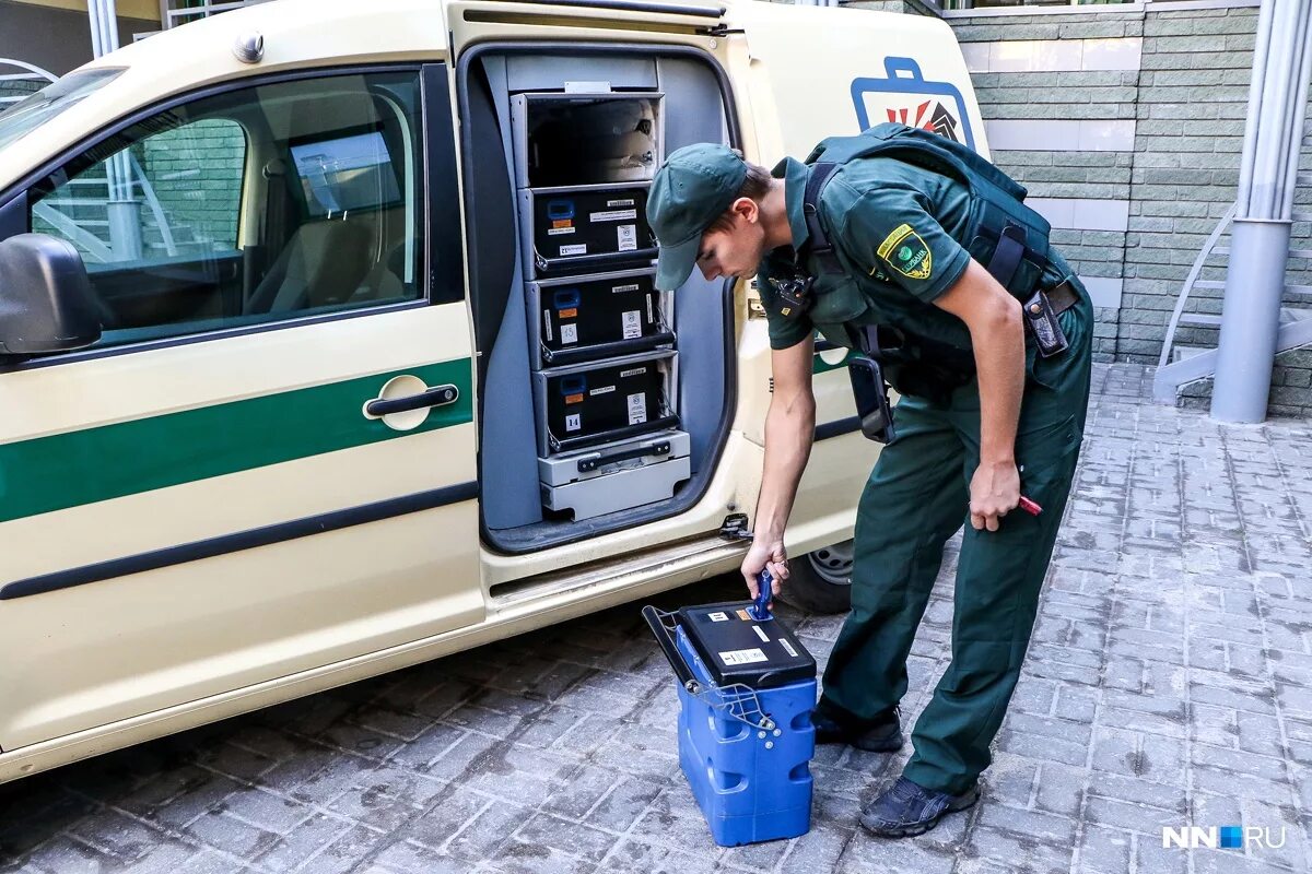 Изъятые деньги на таможне. Сейф с деньгами. Перевозка наличных. Перевозка наличных. Чемодан с евро.