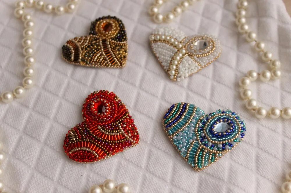 Брошь из бисера красная. Брошь из бисера сердечко. Сердце из бисера вышивка. Сердце бисером. Сердечко вышитое бисером.