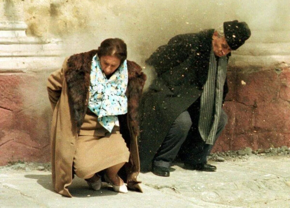Николае чаушеску расстрел. Расстрелянный николае чаушеску. Казнь диктатора чаушеску. Диктатор румынии чаушеску. Николае чаушеску казнь.