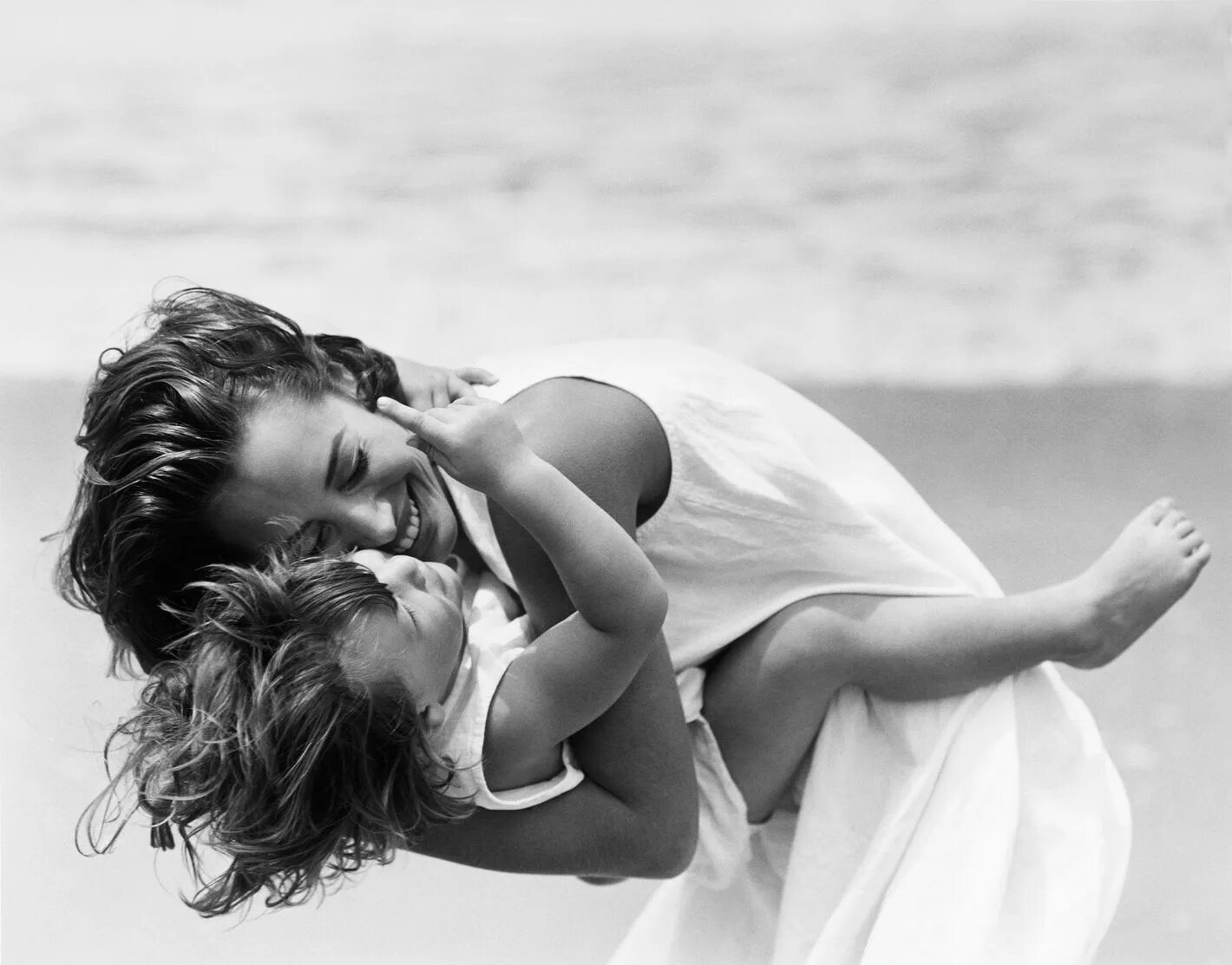 разговор родителей с ребенком. дочка стонать. дочка стонать. ребенок рассказывает маме. отец подбрасывает дочь.