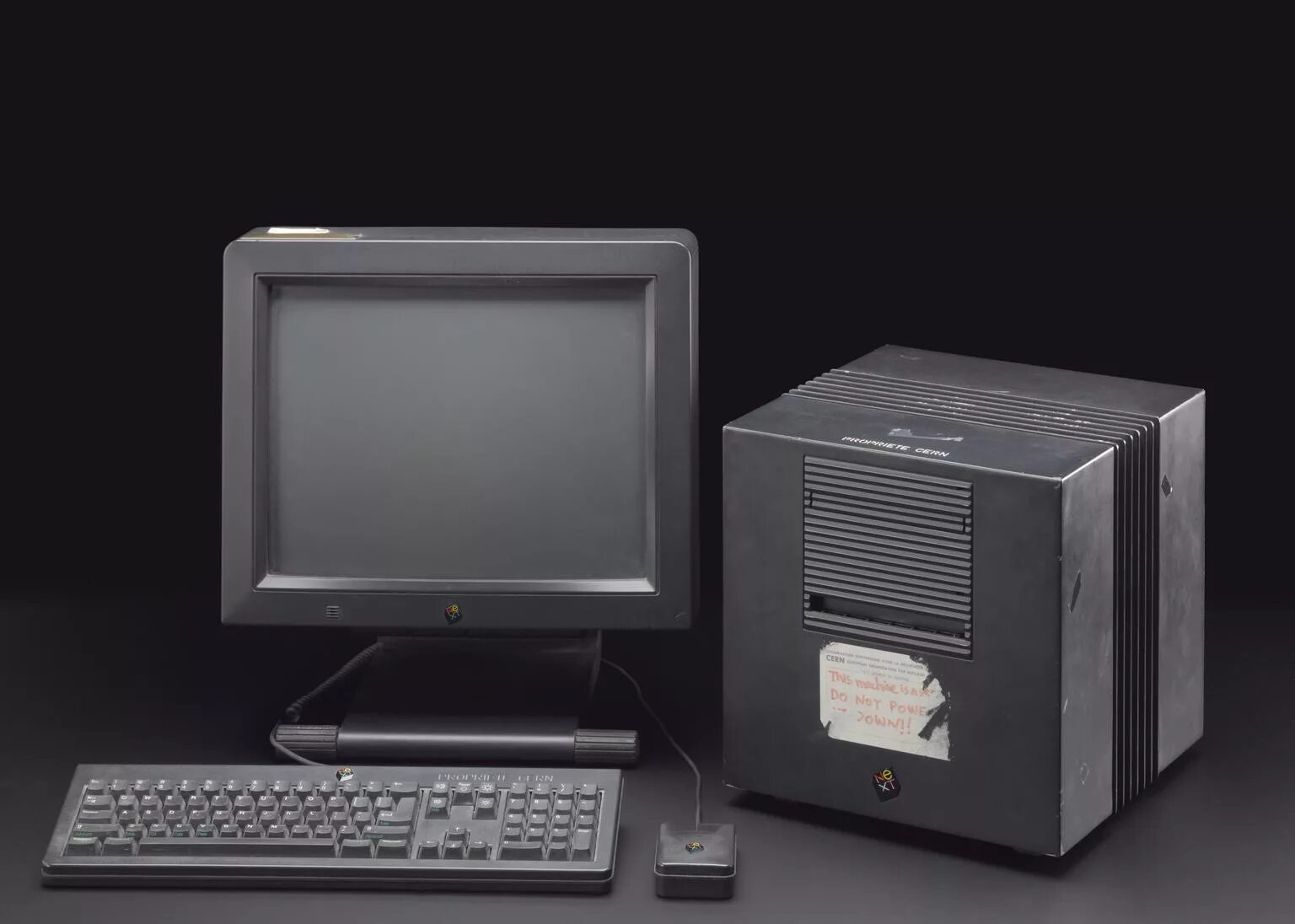 Next computer. Компьютер next джобса. tim berners lee next cube. компьютер некст джобса куб. компьютер next 1988.